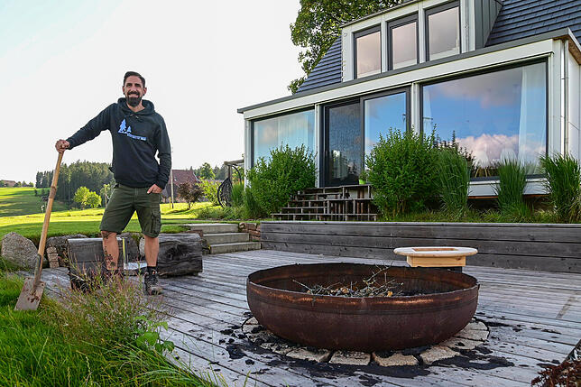 Gunnar Fichter mit Spaten im Garten seines Hauses. Den Garten haben damals die Beet-Brüder angelegt.