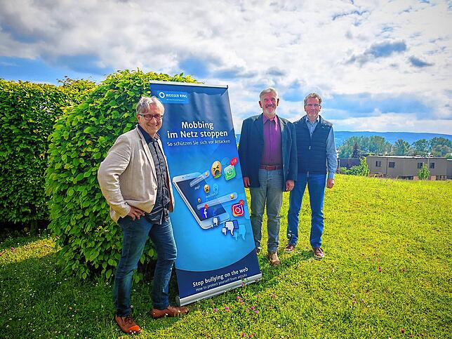 Der Weiße Ring Konstanz hat wieder einen Leiter: Klaus Oed (Mitte) leitet das Team von Ehrenamtlichen wie Volkmar Schmitt-Förster aus ...
