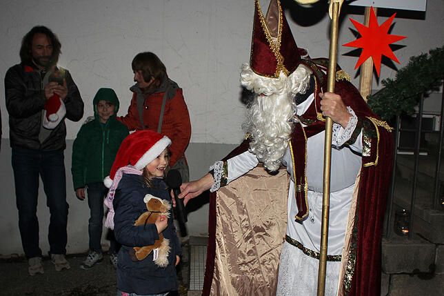 Die fünfjährige Danai sang für die Besucher auf dem Rathausplatz spontan „In der Weihnachtsbäckerei“ und wurde vom Nikolaus ...