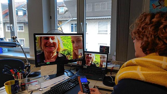 Kommunikation mit Anja Nebel und ihrer zehnjährigen Tochter Josephine Rasch ist derzeit nur über WhatsApp-Videoanruf möglich. Beide ...