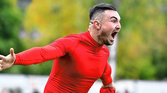 Jaaa: Der Bann ist gebrochen. Denis Omerovic jubelt über seinen aus spitzem Winkel verwandelten Freistoß, der dem FSV Rheinfelden in der ...
