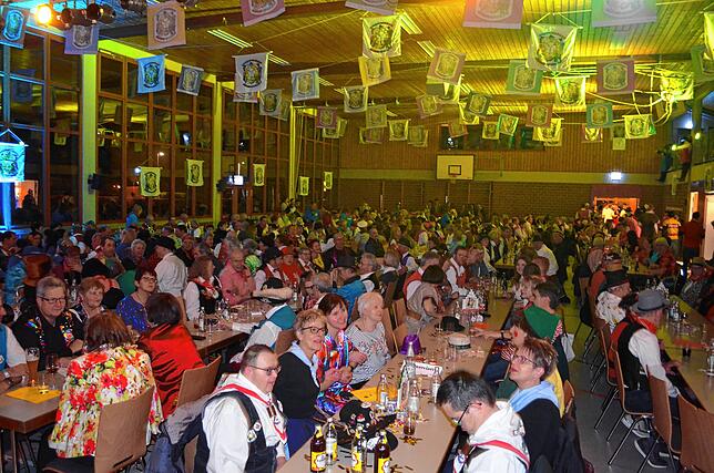Hunderte interessierter Besucher füllten die Orsinger Kirnberghalle beim Bunten Abend der Halb-Olfer 2020. Die Absage dieser ...
