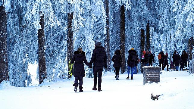Spaziergänger Anfang Januar im Schwarzwald am Mummelsee