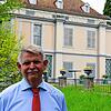 Dominik Gügel leitet das Napoleonmusem auf Schloss Arenenberg (im Hintergrund). Nun legt der Historiker ein Buch über Gärten vor.