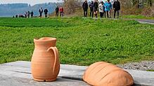 Brot und Wein? Zumindest symbolisch stehen sie am Vaterunser-Weg in Bambergen. Dieser entstand im Vorfeld der Landesgartenschau als ein ...