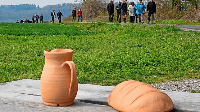 Brot und Wein? Zumindest symbolisch stehen sie am Vaterunser-Weg in Bambergen. Dieser entstand im Vorfeld der Landesgartenschau als ein ...