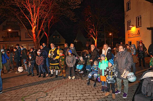 Zahlreiche Zuschauer haben es sich nicht nehmen lassen, die Fasnachtseröffnung auf dem Schulhof in Dettingen mitzuverfolgen.