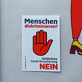 In der Kreuzlinger Innenstadt hängen nicht viele Plakate zur Abstimmung. Mancherorts haben Gegner des Covid-Gesetzes Sticker angebracht.
