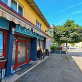Im Restaurant „Capri“ wird neben anderen Speisen auch die kühle Köstlichkeit angeboten, die Kugel kostet 1,50 Euro.