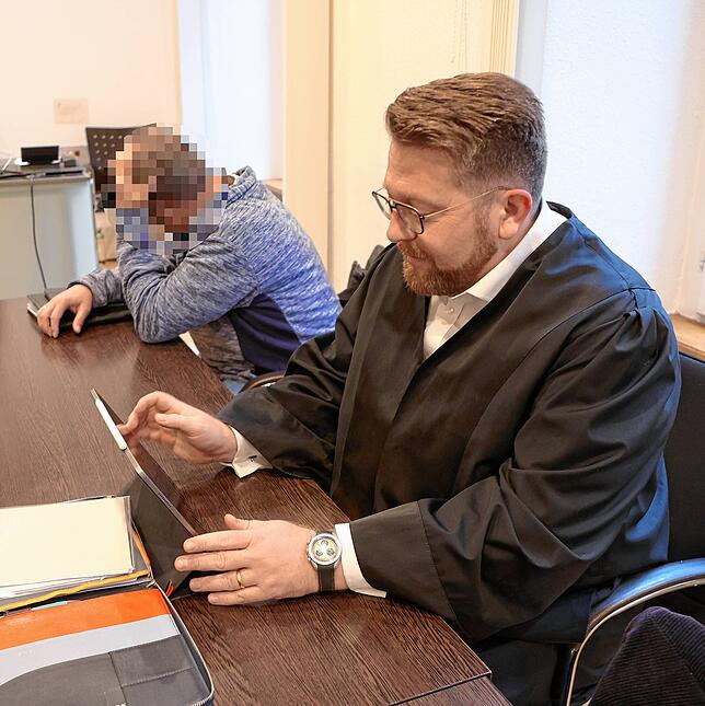 Der Angeklagte (links) aus Allensbach, hier am dritten Verhandlungstag, wurde im Prozess vor dem Amtsgericht Konstanz von Rechtsanwalt ...