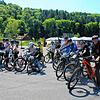 Frank Karotsch (rechts) fährt mit den sportbegeisterten Kindern über einen Mountainbike-Parcours im Wald. Start ist auf dem Parkplatz im ...