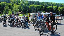 Frank Karotsch (rechts) fährt mit den sportbegeisterten Kindern über einen Mountainbike-Parcours im Wald. Start ist auf dem Parkplatz im ...