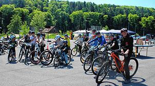 Frank Karotsch (rechts) fährt mit den sportbegeisterten Kindern über einen Mountainbike-Parcours im Wald. Start ist auf dem Parkplatz im ...