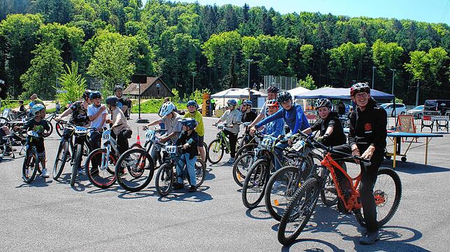 Frank Karotsch (rechts) fährt mit den sportbegeisterten Kindern über einen Mountainbike-Parcours im Wald. Start ist auf dem Parkplatz im ...