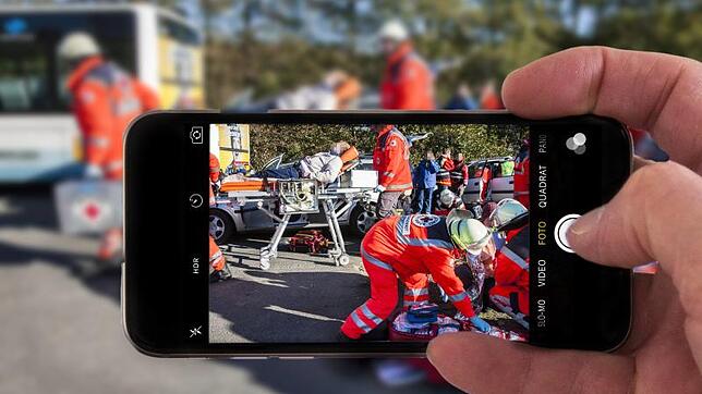 Schaulustige Gaffer fotografieren bei einem Rettungseinsatz (Symbolbild).