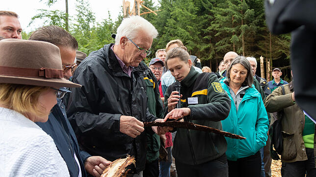 Borkenkäfermanagerin Elena Kummer erklärt dem Landesministerpräsidenten Winfried Kretschmann während dessen Besuch in ...