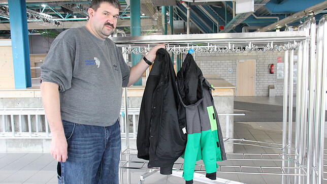 Seit vielen Jahren macht Michael Epple von den Hänsele bei der Gerichtsverhandlung am Schmotzigen Dunschtig die Garderobe in der Jahnhalle.