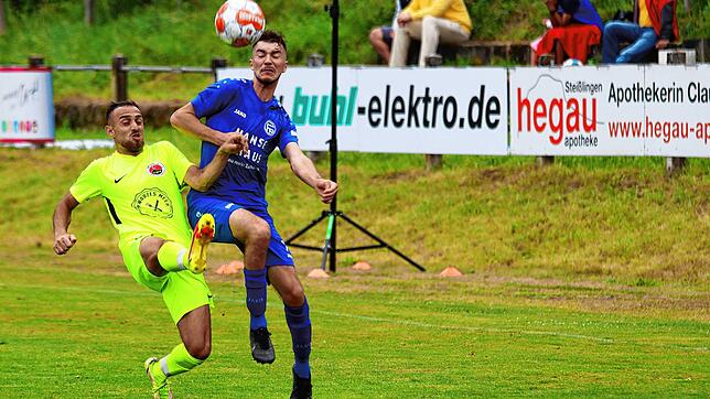 Viele Zweikämpfe sahen die Zuschauer bei der Landesliga-Auftaktpartie auf der Mettnau.