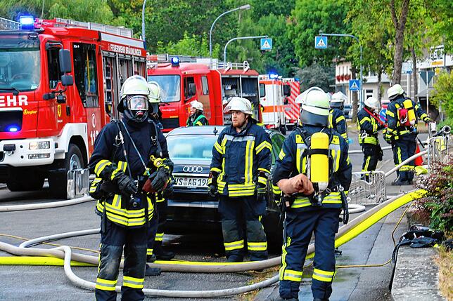 Die Feuerwehr Bräunlingen bekämpft am Mittwochmorgen einen Gebäudebrand in einem Wohngebäude Ecke Dießenhoferstraße/ Gießnaustraße. Der ...