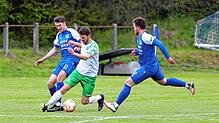 Torlos unentschieden endete das Spitzenspiel zwischen dem FC Radolfzell (Yves Graf, links, und Niklas Schmidt) und der DJK ...