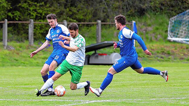 Torlos unentschieden endete das Spitzenspiel zwischen dem FC Radolfzell (Yves Graf, links, und Niklas Schmidt) und der DJK ...