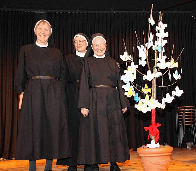 Oberin Schwester Walburg vom Walder Konvent (rechts) mit Priorin Sr. Magdalena Löffler und Sr. Scholastika Deck (Mitte) vom Mutterhaus ...