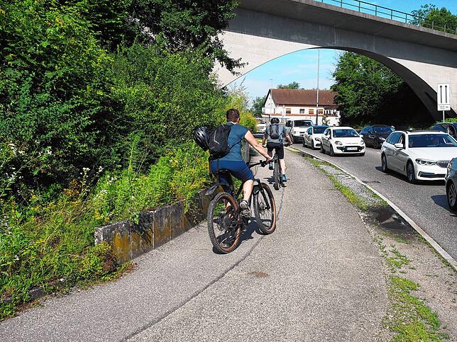 Gefährlich bei Gegenverkehr: Richtung Tiengen unter der Bahnbrücke ist die Kurve des Radwegs kaum einzusehen.