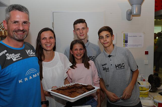 Andre Frensel, seine Frau Manuela sowie Tochter Marie und Sohn Noah verkauften selbst gebackenen Kuchen und Waffeln. David Soos ...