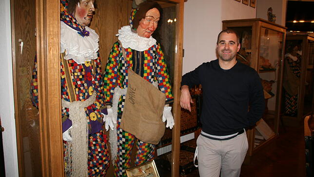 Tradition mit Geschichte: Zunftmeister Thomas Scherzinger an einer Vitrine mit älteren Gewändern und Masken der Narro-Altfischerzunft. ...