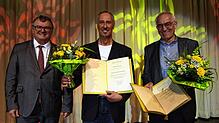 Oberbürgermeister Andreas Brand (von links) hat gleich zwei Sportehrenbriefe zu verleihen: an Manfred Köder und an Friedrich Stemmer. ...
