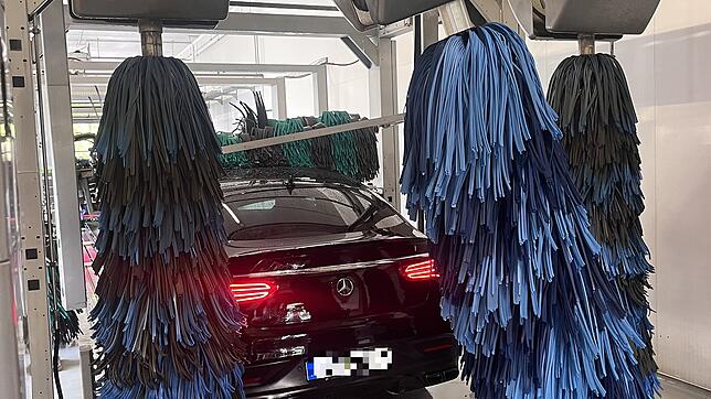 Unser Bild zeigt das Auto von Gül Karaarslan kurz nach dem Unfall in der Tuttlinger Waschstraße.