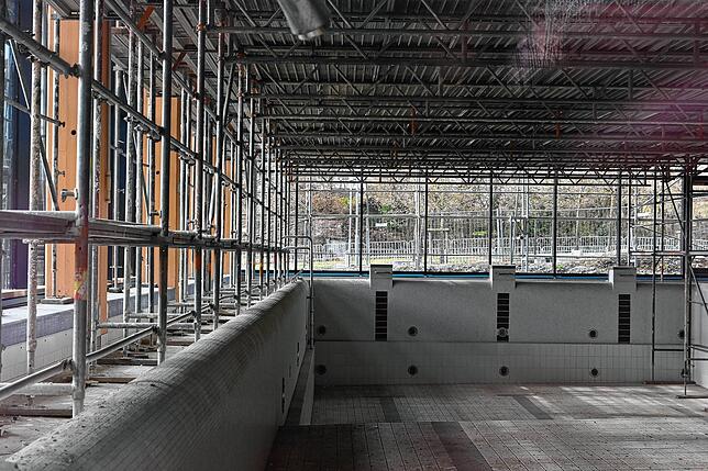 Für die Arbeiten an der Decke war ein Gerüst im inneren des Hallenbads aufgebaut, wie auf diesem Archivbild aus dem Februar 2023 zu ...