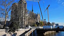 Kräne sind bei Notre-Dame zu sehen. Fünfeinhalb Jahre nach dem Brand, wird die Kathedrale am 7. Dezember in einer feierlichen Zeremonie ...