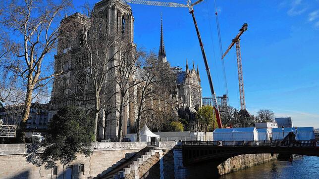 Kräne sind bei Notre-Dame zu sehen. Fünfeinhalb Jahre nach dem Brand, wird die Kathedrale am 7. Dezember in einer feierlichen Zeremonie ...