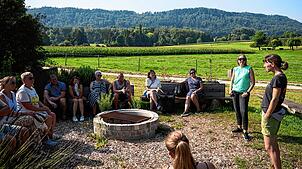 Die Grünen-Landtagsabgeordnete Saskia Frank ist unterwegs und sucht das Gespräch mit Bürgern, hier auf dem Therapiehof Hegau. Foto: ...