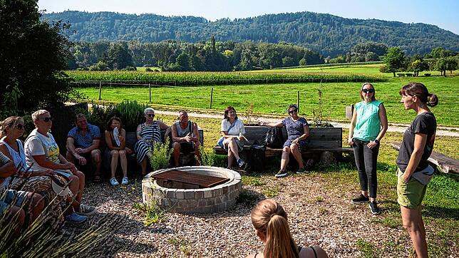 Die Grünen-Landtagsabgeordnete Saskia Frank ist unterwegs und sucht das Gespräch mit Bürgern, hier auf dem Therapiehof Hegau. Foto: ...