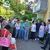 Bundestagsabgeordneter Andreas Jung (dritter von rechts) spricht bei seinem Besuch mit Mietern der Schwaketenstraße 98-108 über die ...