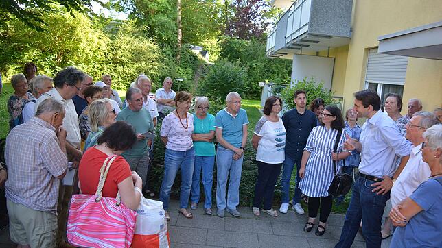 Bundestagsabgeordneter Andreas Jung (dritter von rechts) spricht bei seinem Besuch mit Mietern der Schwaketenstraße 98-108 über die ...