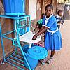 Eine Schülerin der St. Peter&lsquo;s Lower Basic School in Gambia demonstriert, wie man die vom Jobclub VS gesponserten Handwaschstation ...