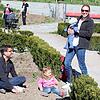 Janna und Pierre Schmitt mit Tochter Frieda und Baby Emilia sind stolze Pächter einer Gartenparzelle in den Menzingergärten in Überlingen.