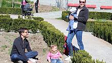 Janna und Pierre Schmitt mit Tochter Frieda und Baby Emilia sind stolze Pächter einer Gartenparzelle in den Menzingergärten in Überlingen.