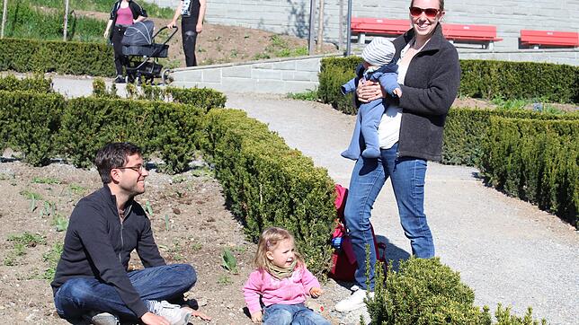 Janna und Pierre Schmitt mit Tochter Frieda und Baby Emilia sind stolze Pächter einer Gartenparzelle in den Menzingergärten in Überlingen.