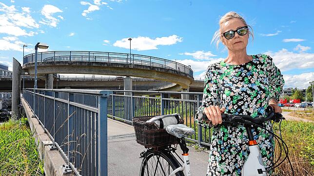 Auch sie muss sich womöglich bald an neue Wege gewöhnen: Die nordöstliche Radweg-Auffahrt an der Schänzlebrücke in Konstanz wird ...