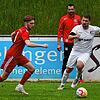 Eingespieltes Team: Trainer Burak Asik (Mitte) setzt mit dem FC Schönau auf gewachsene Strukturen. Von Lukas Walleser (links, gegen den ...
