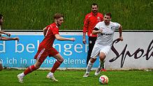 Eingespieltes Team: Trainer Burak Asik (Mitte) setzt mit dem FC Schönau auf gewachsene Strukturen. Von Lukas Walleser (links, gegen den ...