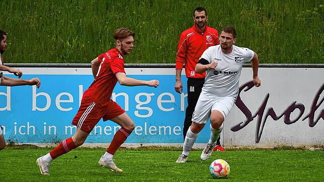 Eingespieltes Team: Trainer Burak Asik (Mitte) setzt mit dem FC Schönau auf gewachsene Strukturen. Von Lukas Walleser (links, gegen den ...