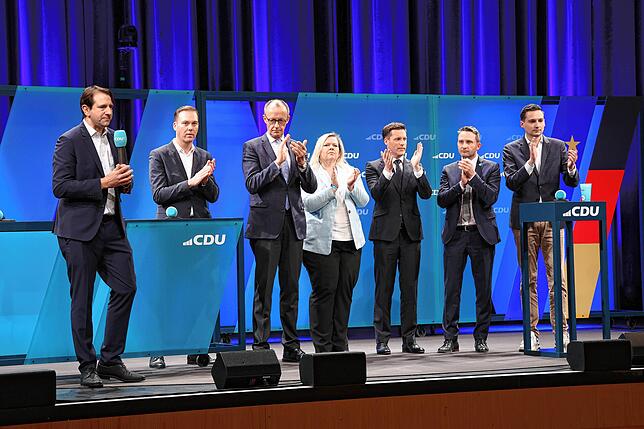 Auch die Bundestagsabgeordneten benachbarter Landkreise waren auf der Bühne: Felix Schreiner für Waldshut (links), Maria-Lena Weiss für ...