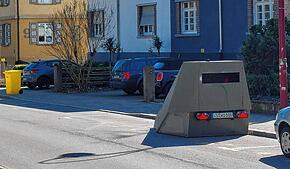 Ein mobiler Blitzer – hier bei einem Einsatz auf dem Villinger Innenring – wurde von Unbekannten komplett zerstört.