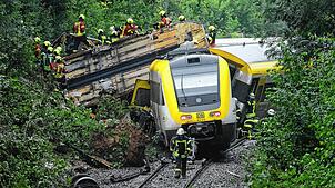 Rettungskräfte suchen in einem entgleisten Zug nach Fahrgästen. Der Personenzug ist im Kreis Biberach entgleist.