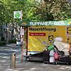 An dieser Bushaltestelle an der Laube lebt eine Frau seit einigen Wochen. Sie möchte auf dem Bild nicht erkannt werden.